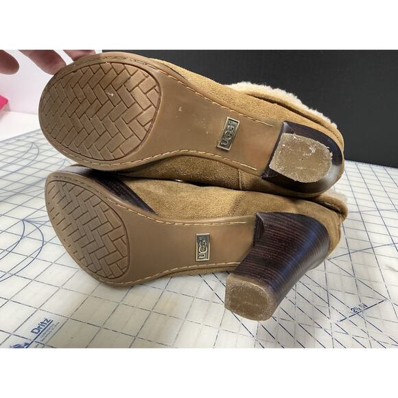 UGG Dandylion Bootie, Size 8, 4-inch heels, reversible shearling trim - Picture 9 of 14